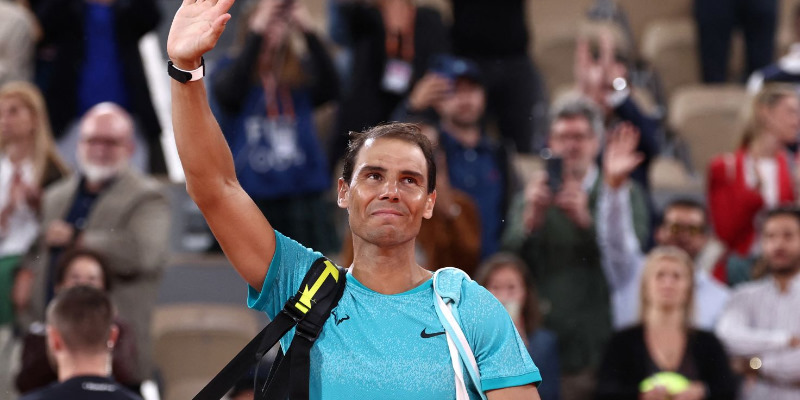 Rafael Nadal rời Roland Garros dưới tràn pháo tay của khán giả