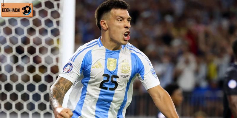 Lisandro Martinez ghi bàn thắng duy nhất trong hiệp 1 cho Argentina